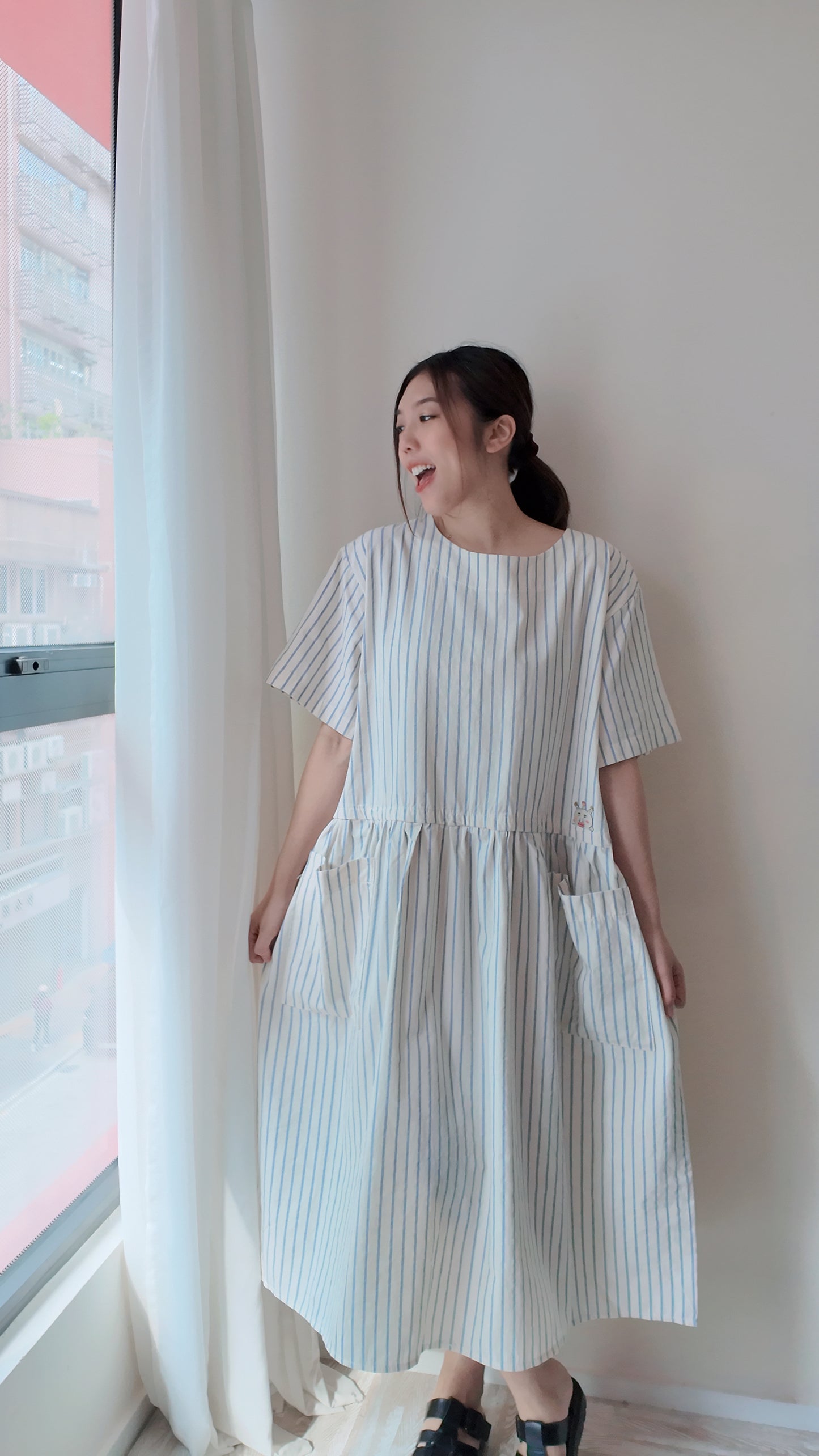 寬鬆麻棉雙口袋連身裙
