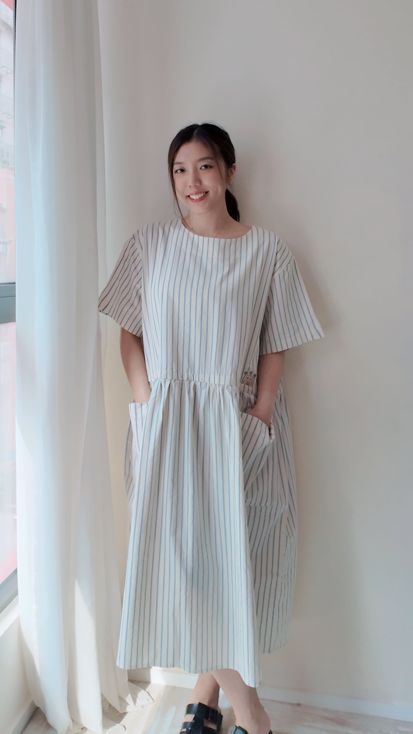 寬鬆麻棉雙口袋連身裙