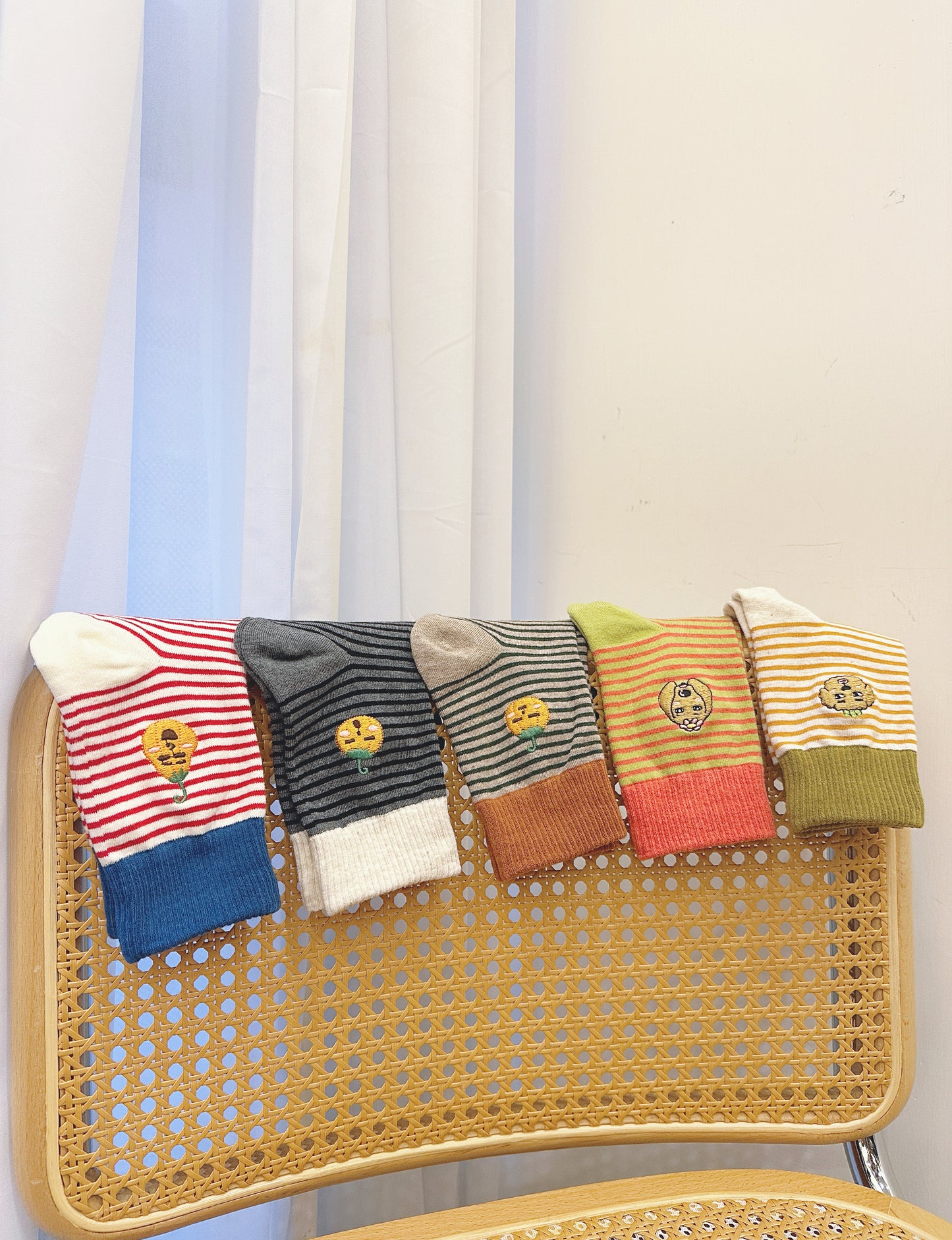 彩色橫間刺繡襪子|自家刺繡圖案