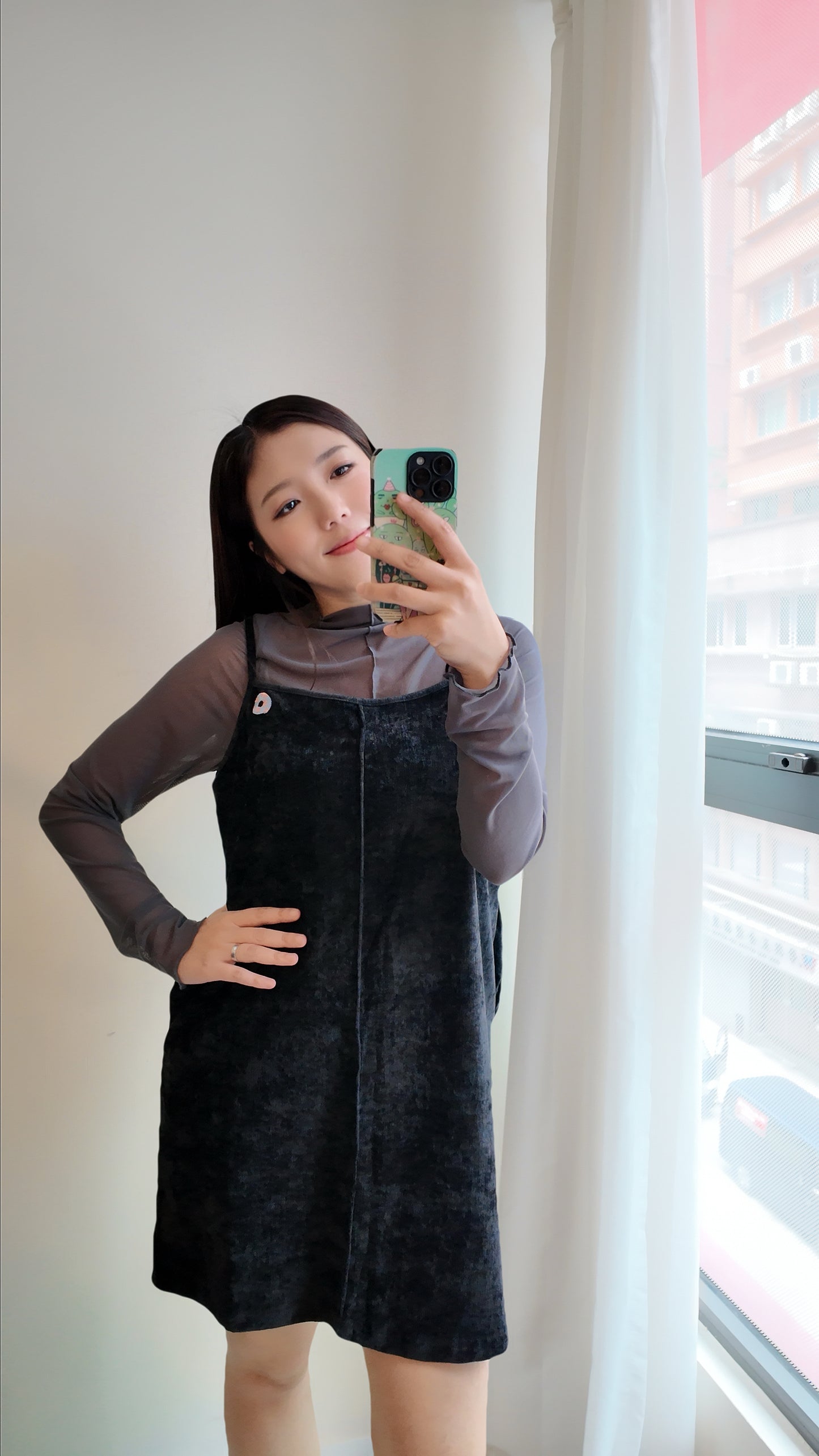 口袋蜜桃絨中車線吊帶連身短裙