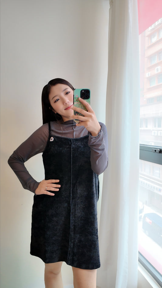 口袋蜜桃絨中車線吊帶連身短裙