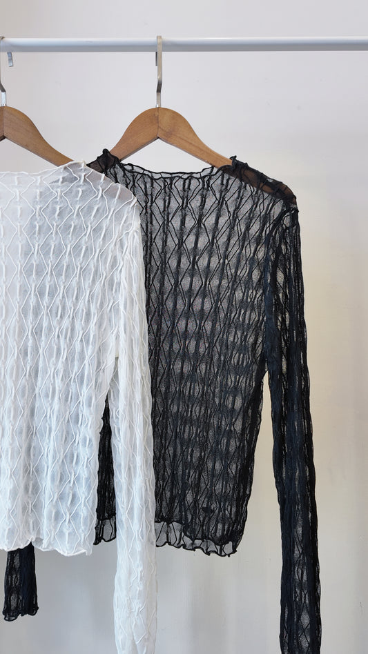 小銀標波紋捲邊透膚長袖上衣