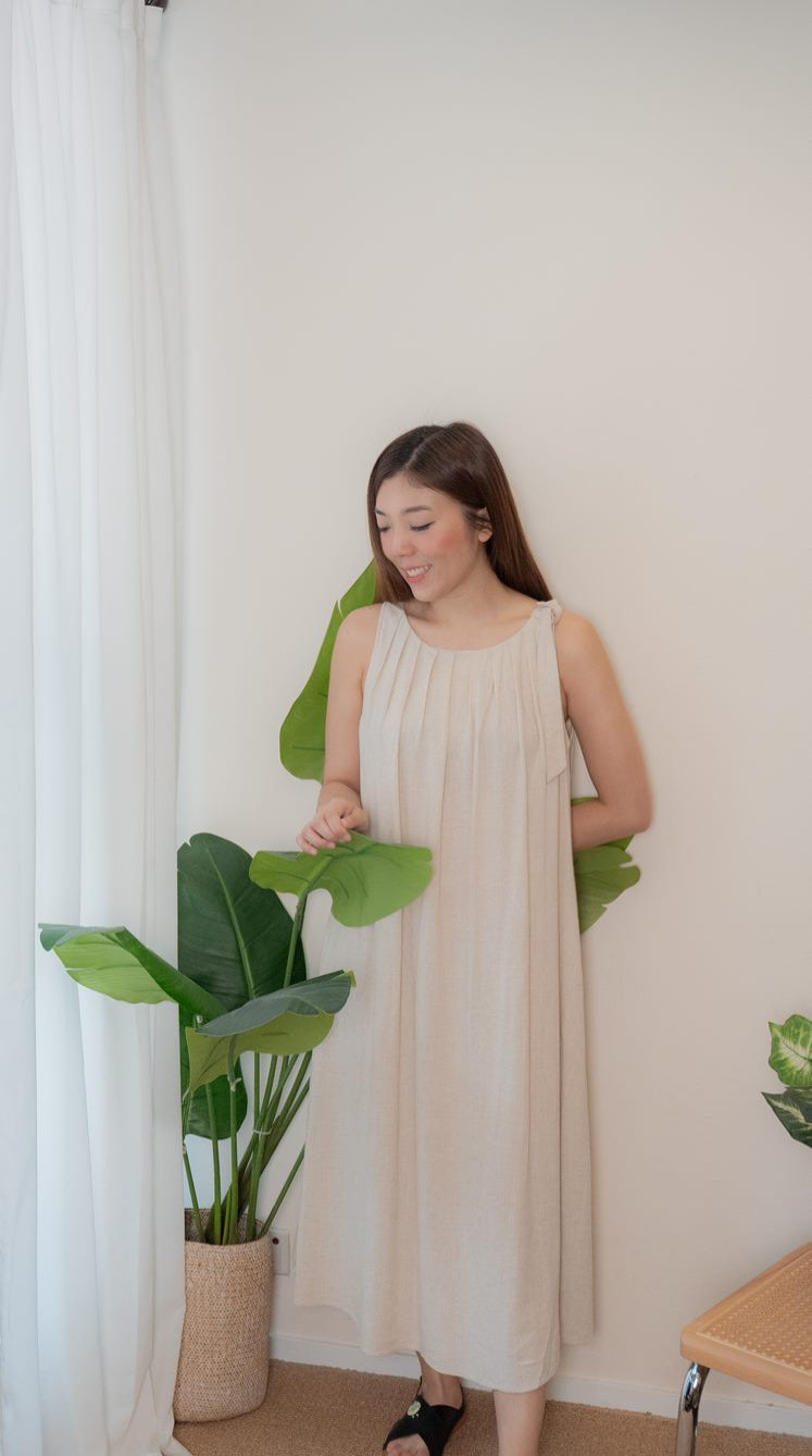 無袖寬鬆小露背連身裙