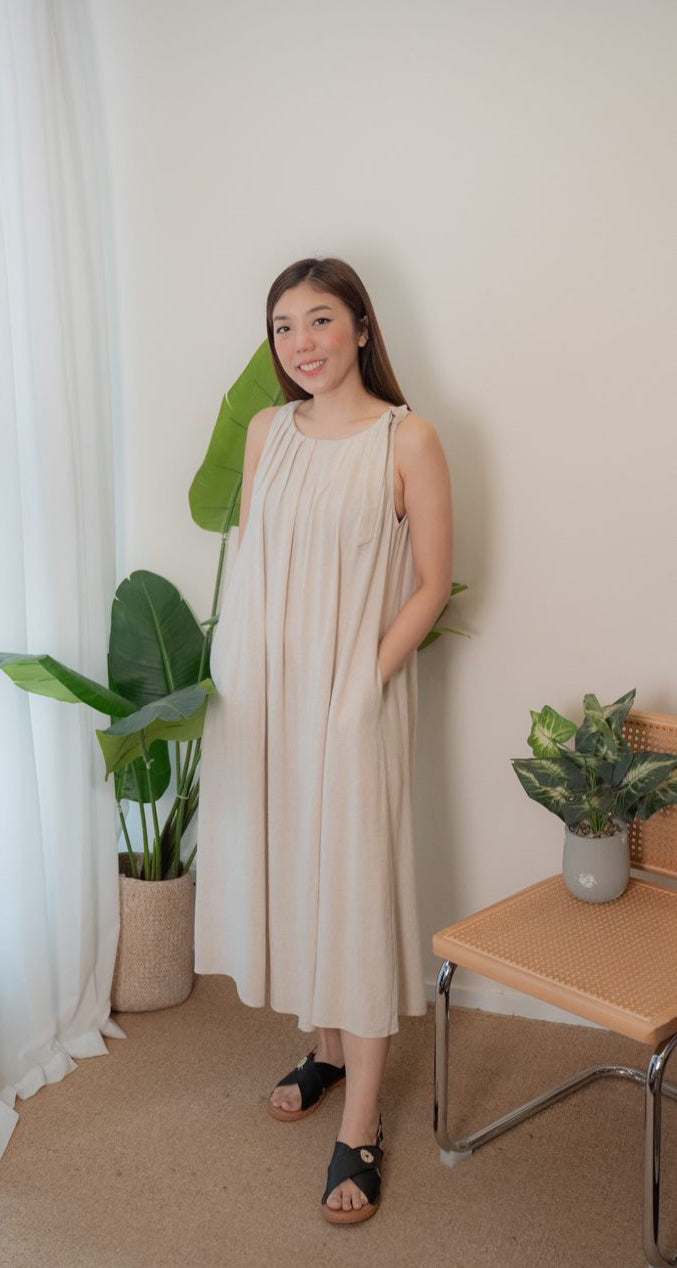 無袖寬鬆小露背連身裙