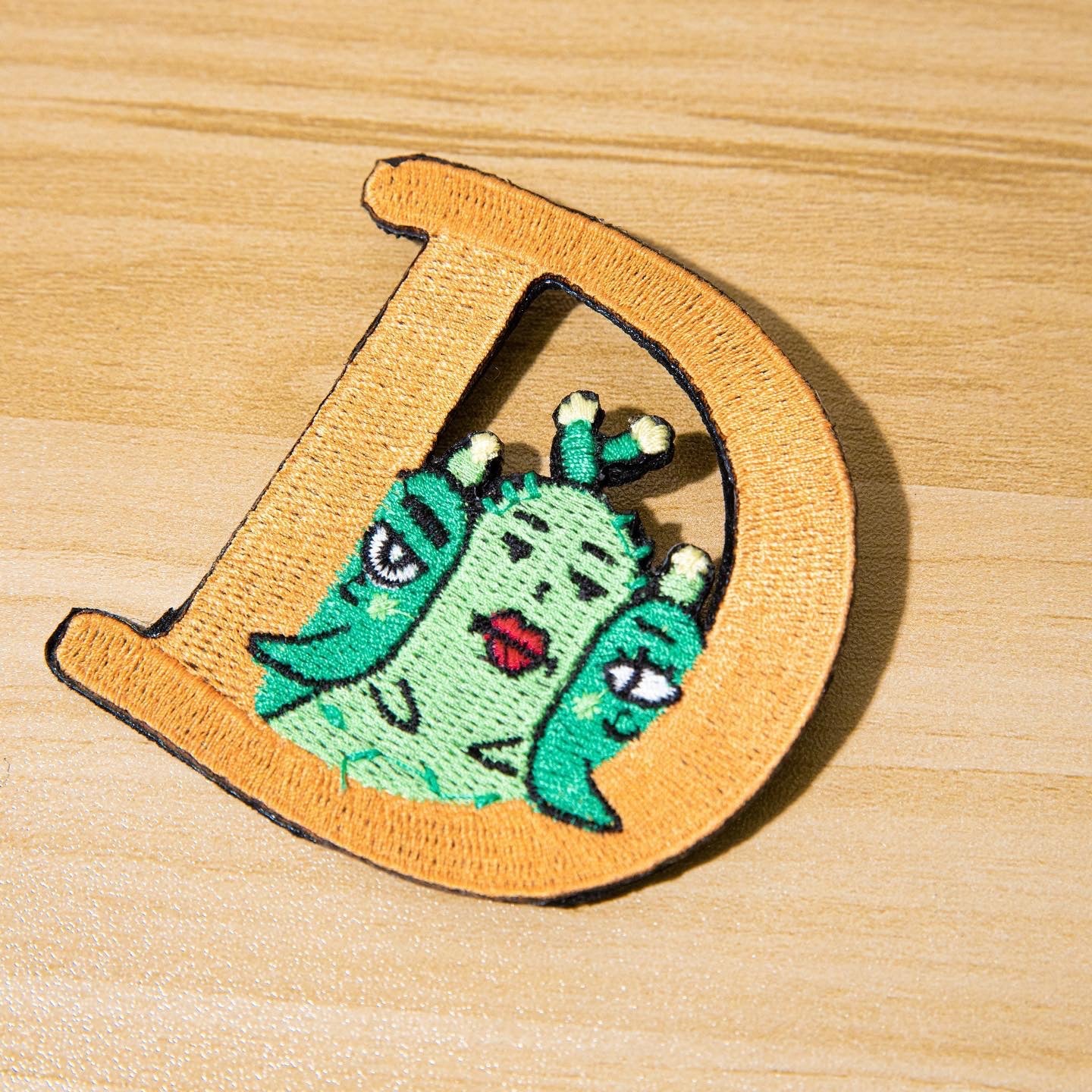 英文字母 刺繡扣針/熨貼