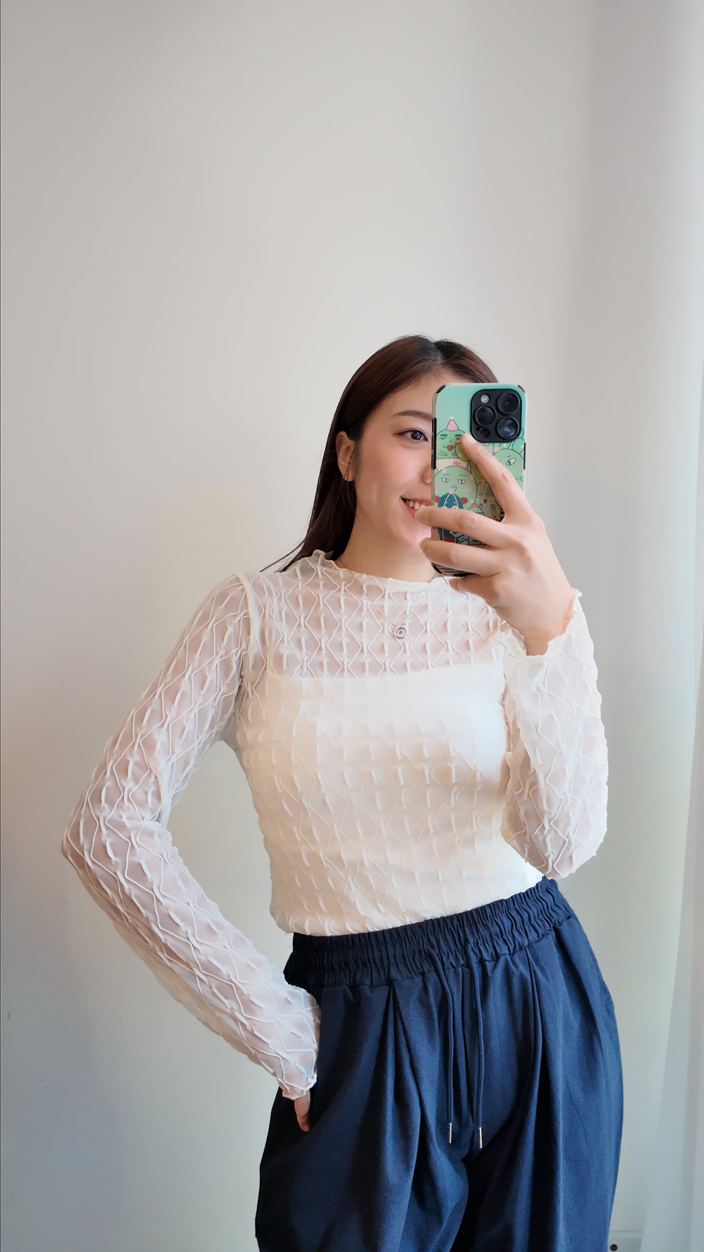 小銀標波紋捲邊透膚長袖上衣