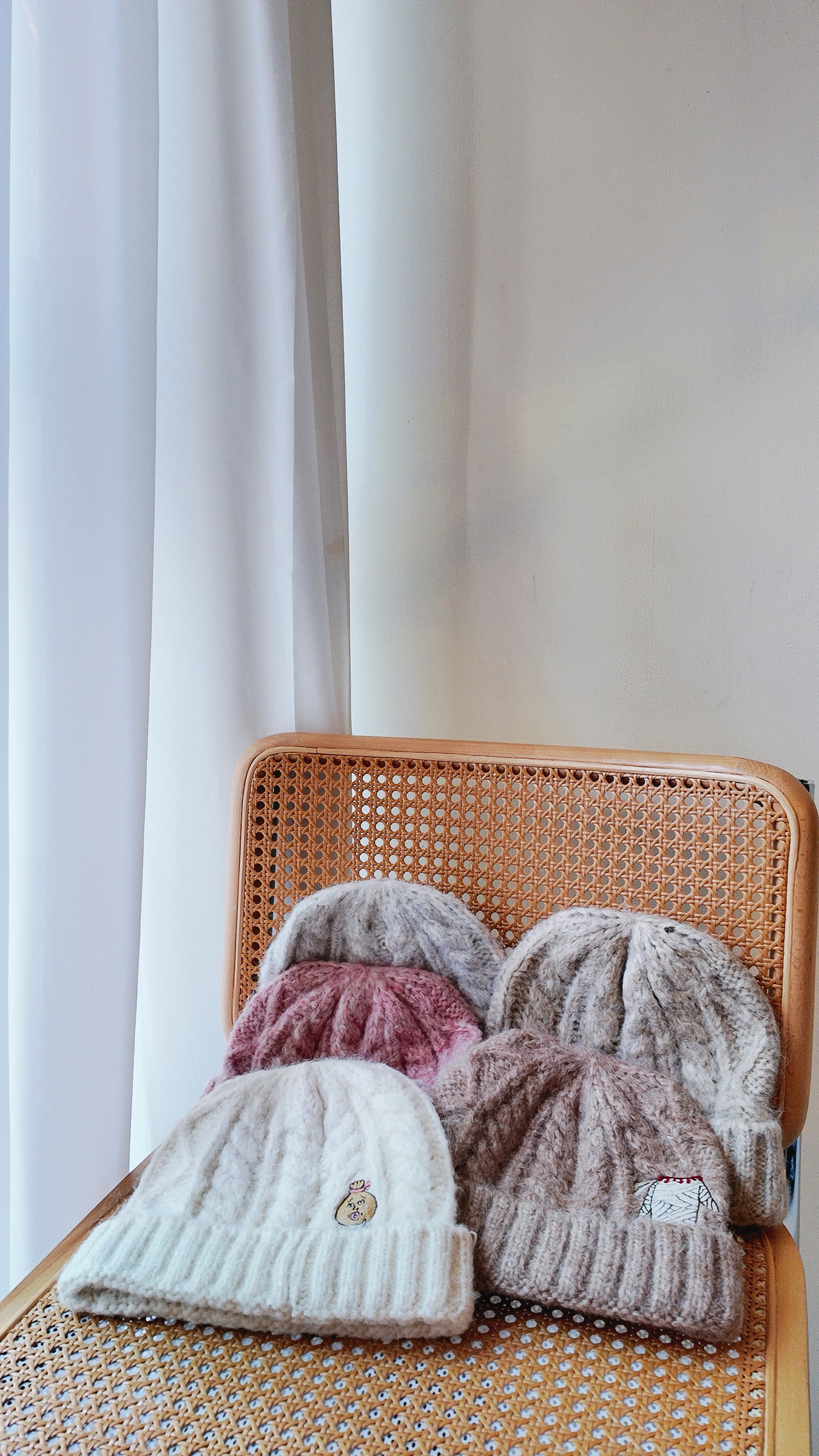 刺繡麻花毛毛冷帽｜自家刺繡圖案