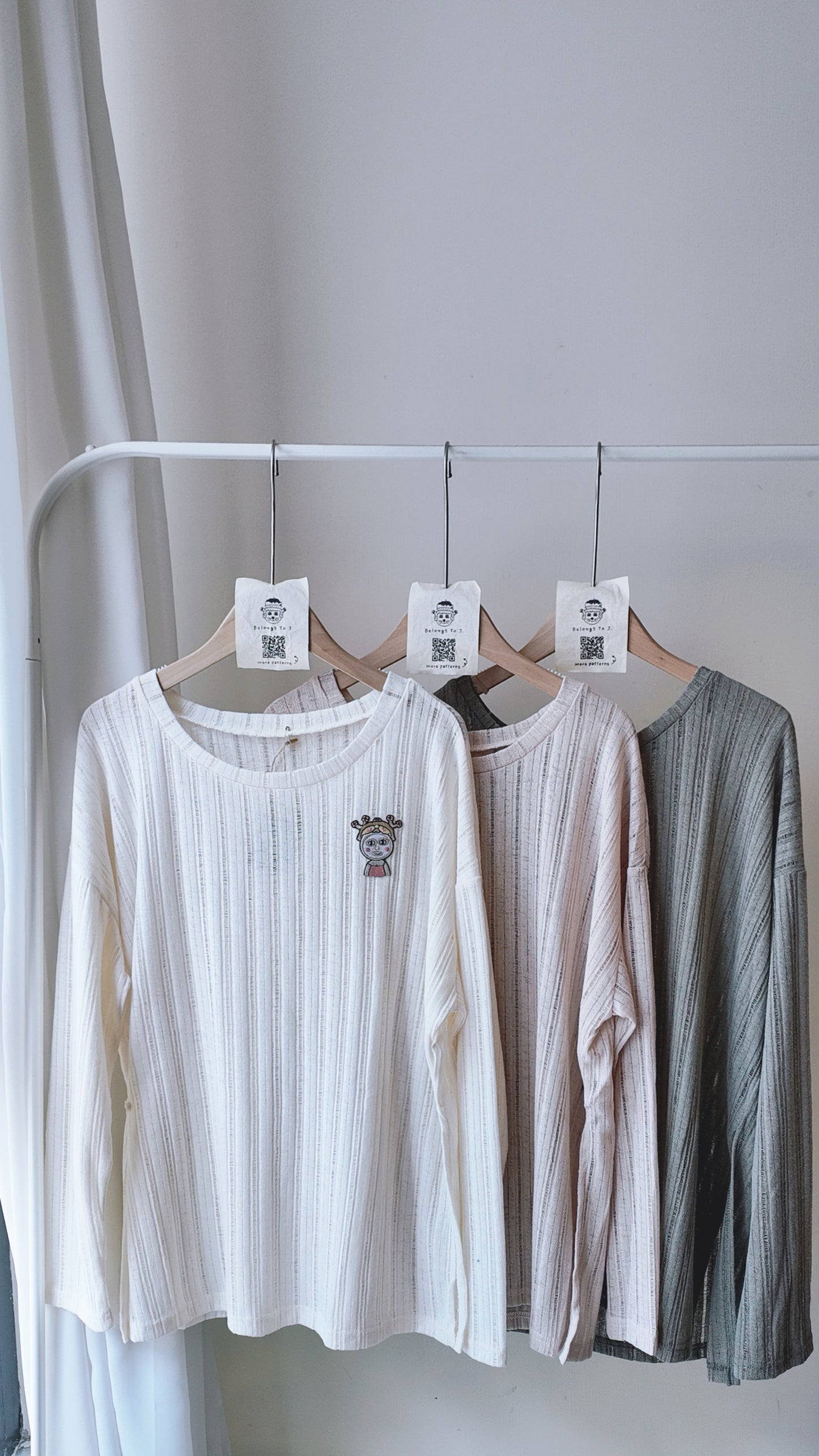 側鈕坑條針織圓領上衣