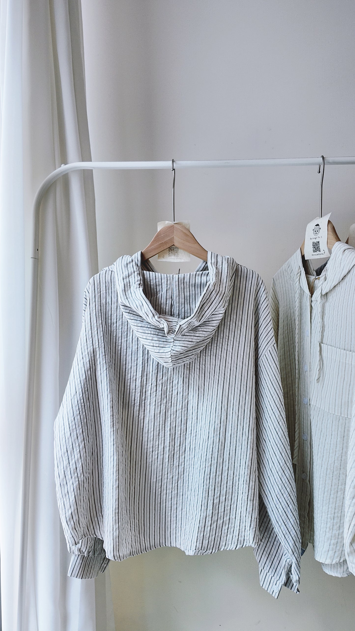 寬鬆直條有帽襯衫