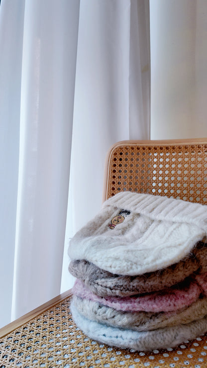 刺繡麻花毛毛冷帽｜自家刺繡圖案