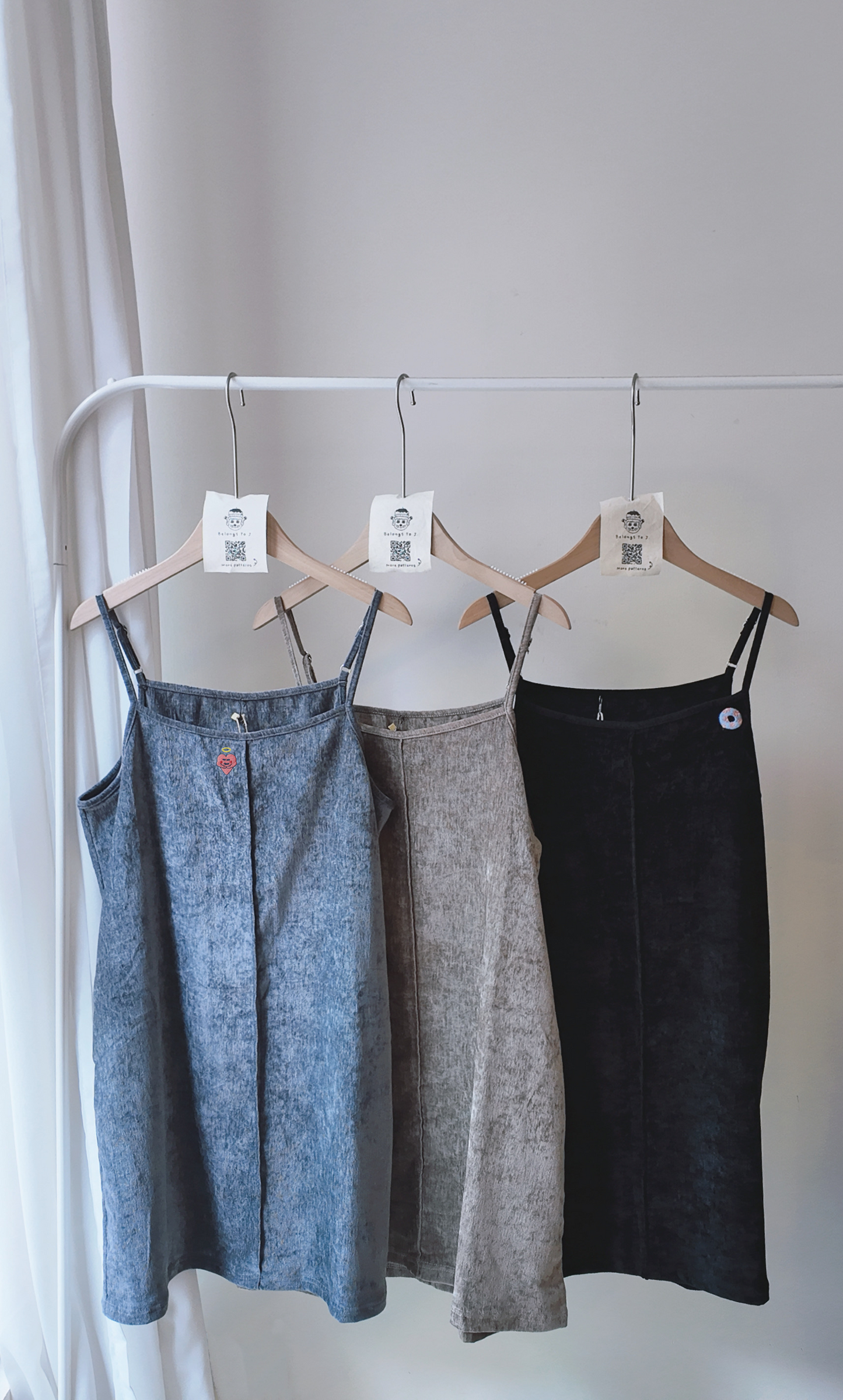 口袋蜜桃絨中車線吊帶連身短裙