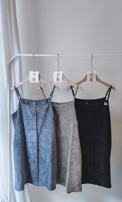 口袋蜜桃絨中車線吊帶連身短裙