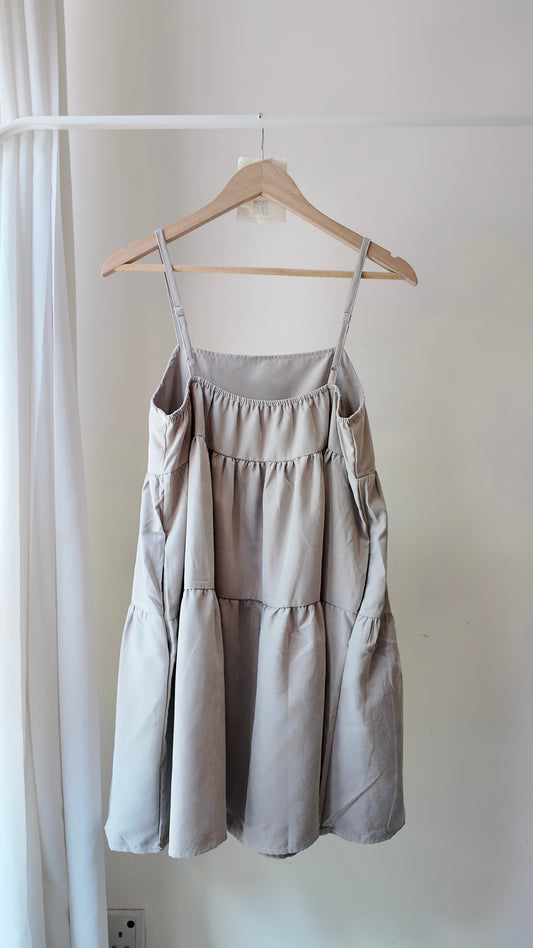 雙側口袋吊帶蛋糕連身裙
