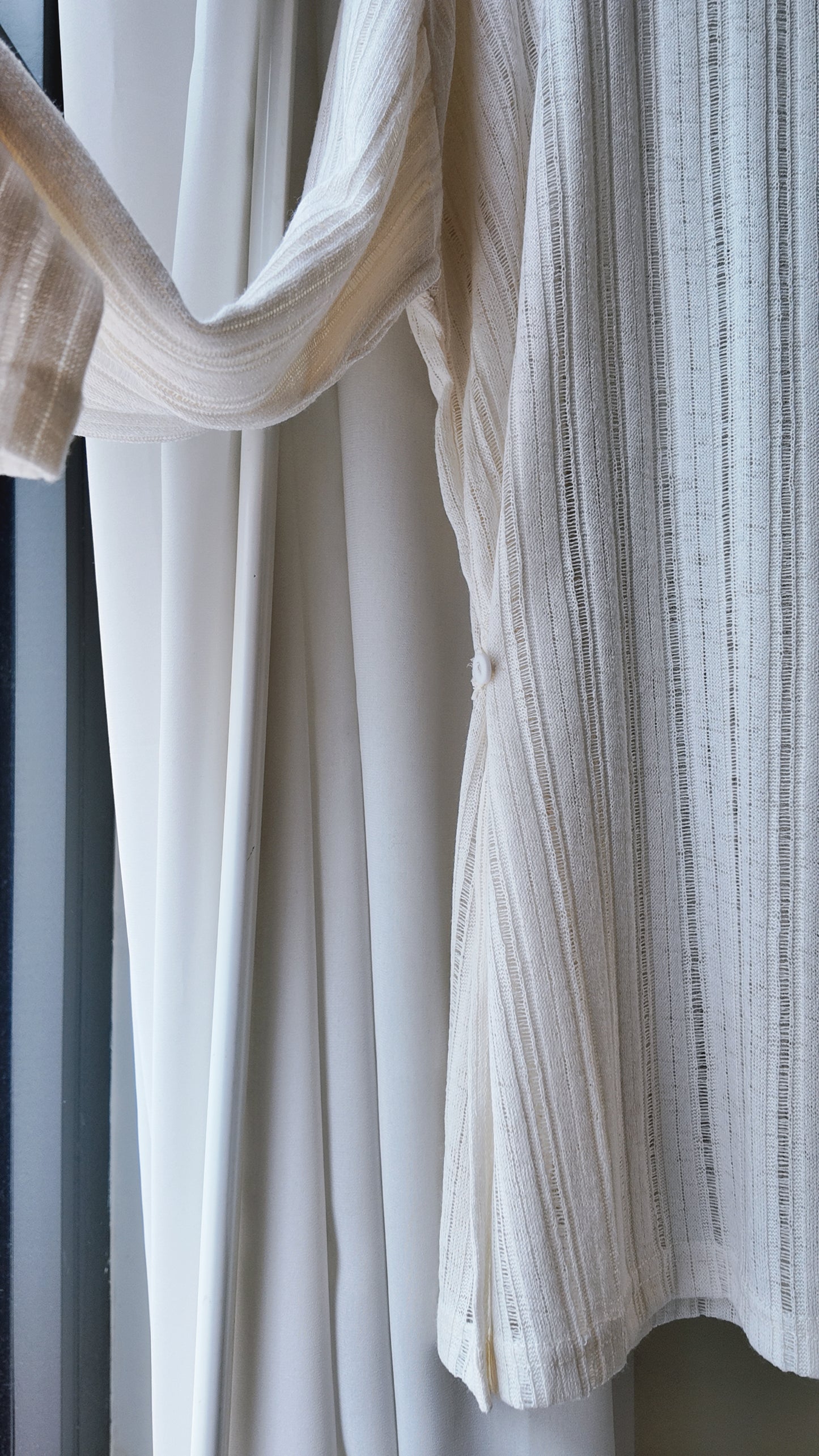 側鈕坑條針織圓領上衣