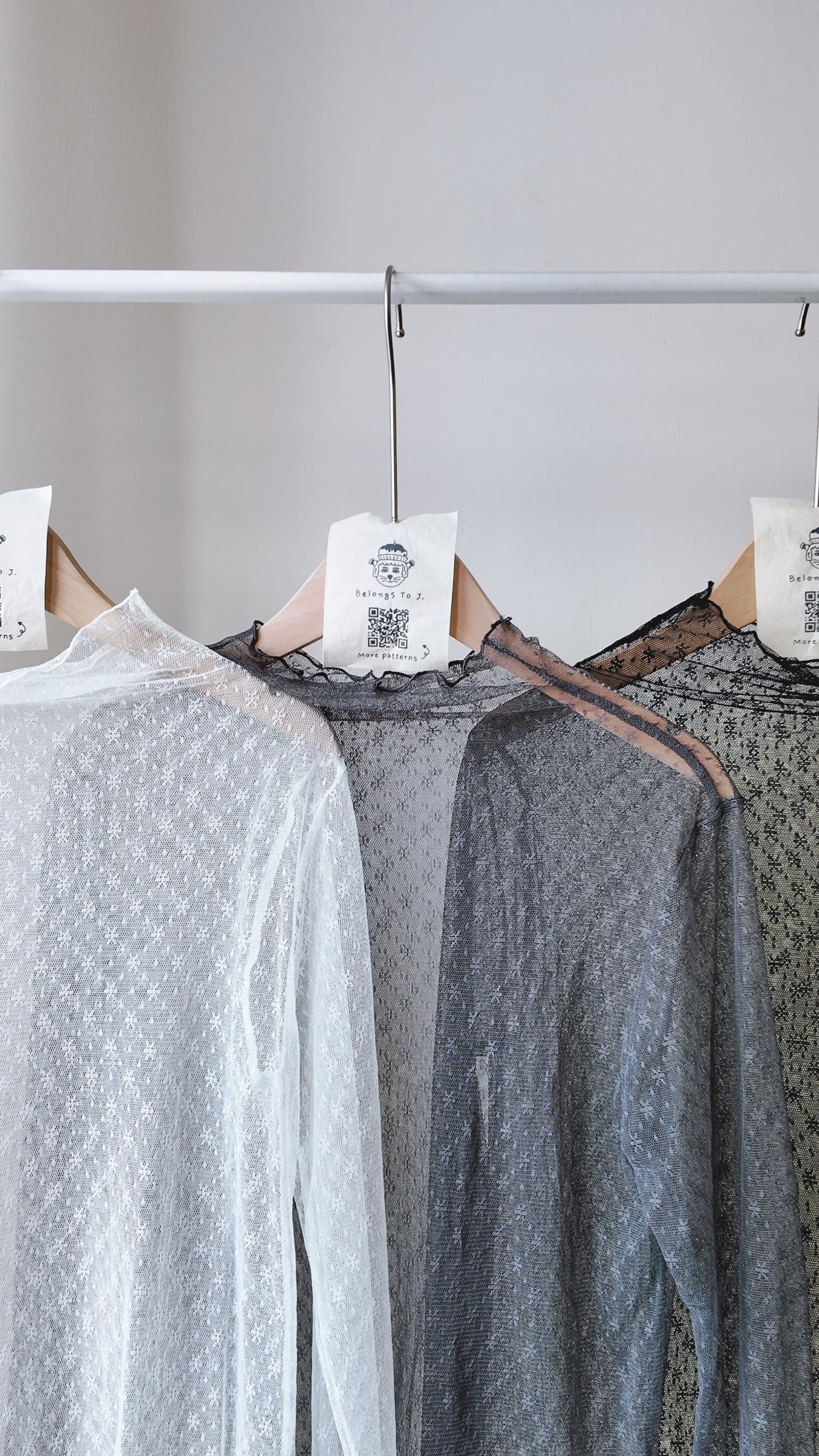 木耳邊蕾絲透膚長袖上衣