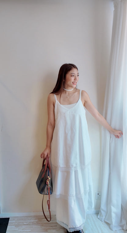 下擺蕾絲附綁帶連身裙