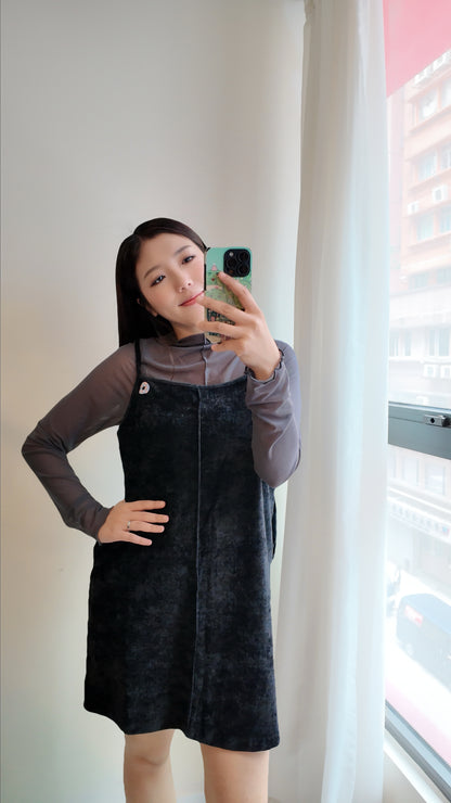 口袋蜜桃絨中車線吊帶連身短裙