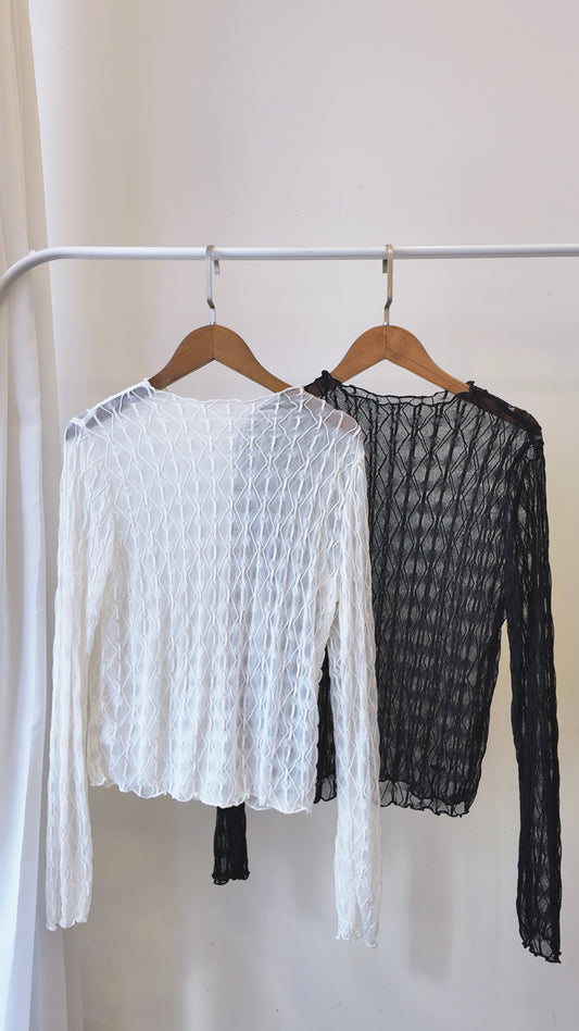 小銀標波紋捲邊透膚長袖上衣