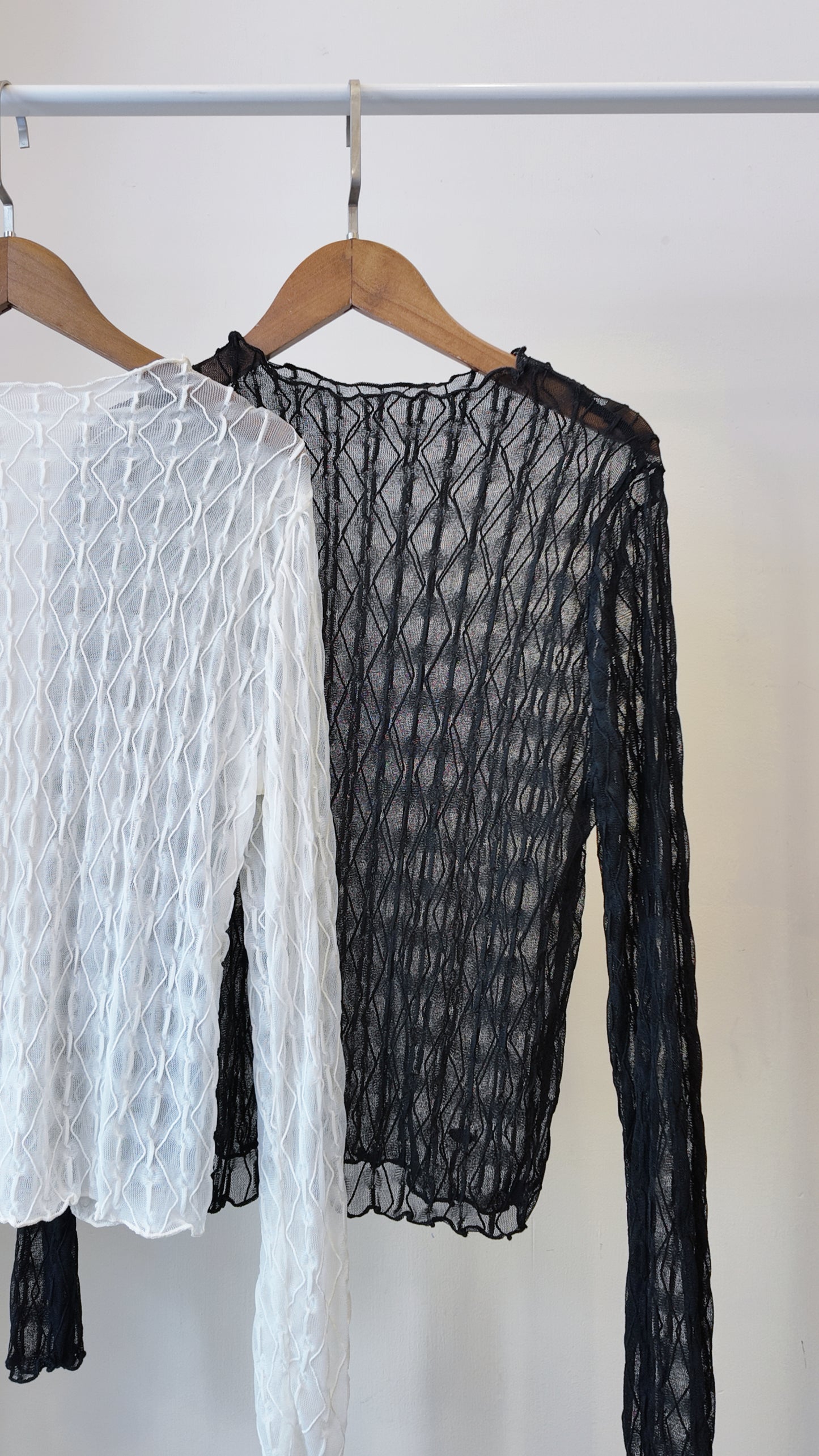 小銀標波紋捲邊透膚長袖上衣